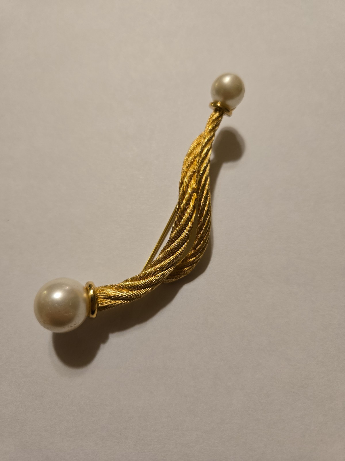 Vintage CHRISTIAN DIOR Gold Tone Twisted Rope Faux Pearl Pin Brooch.