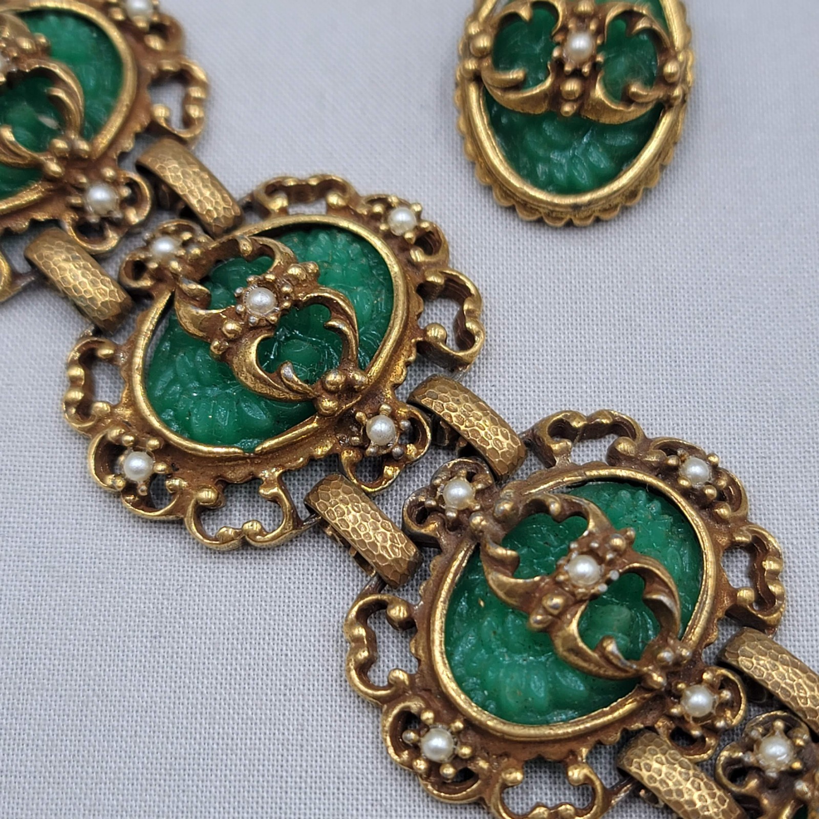 Judy Lee 1968 Spanish Moss Molded Jade Glass Cabochon Bracelet Earrings Set