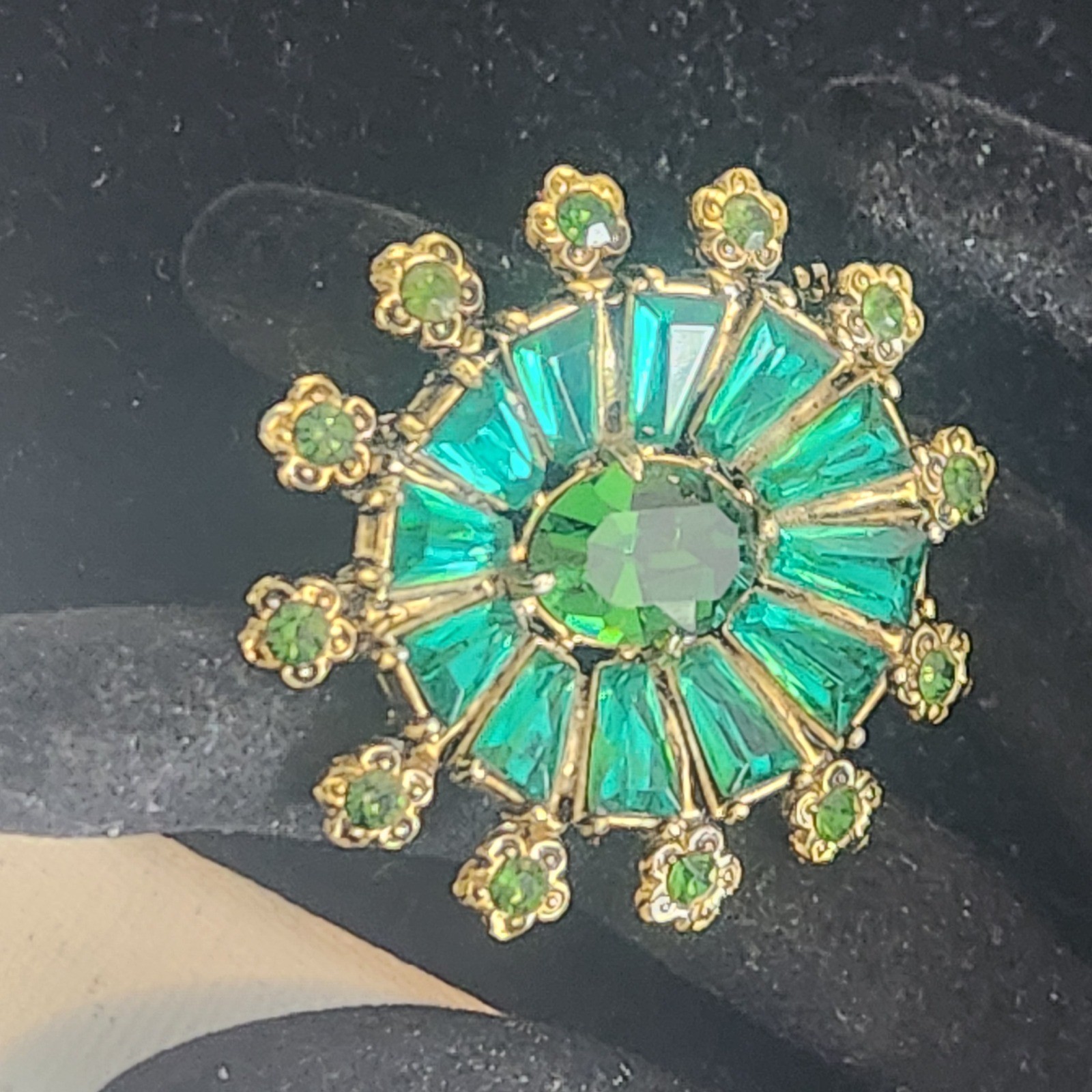 Vintage Emerald Green Sunburst Brooch Gold Tone Rhinestone Starburst Pin 1.5″
