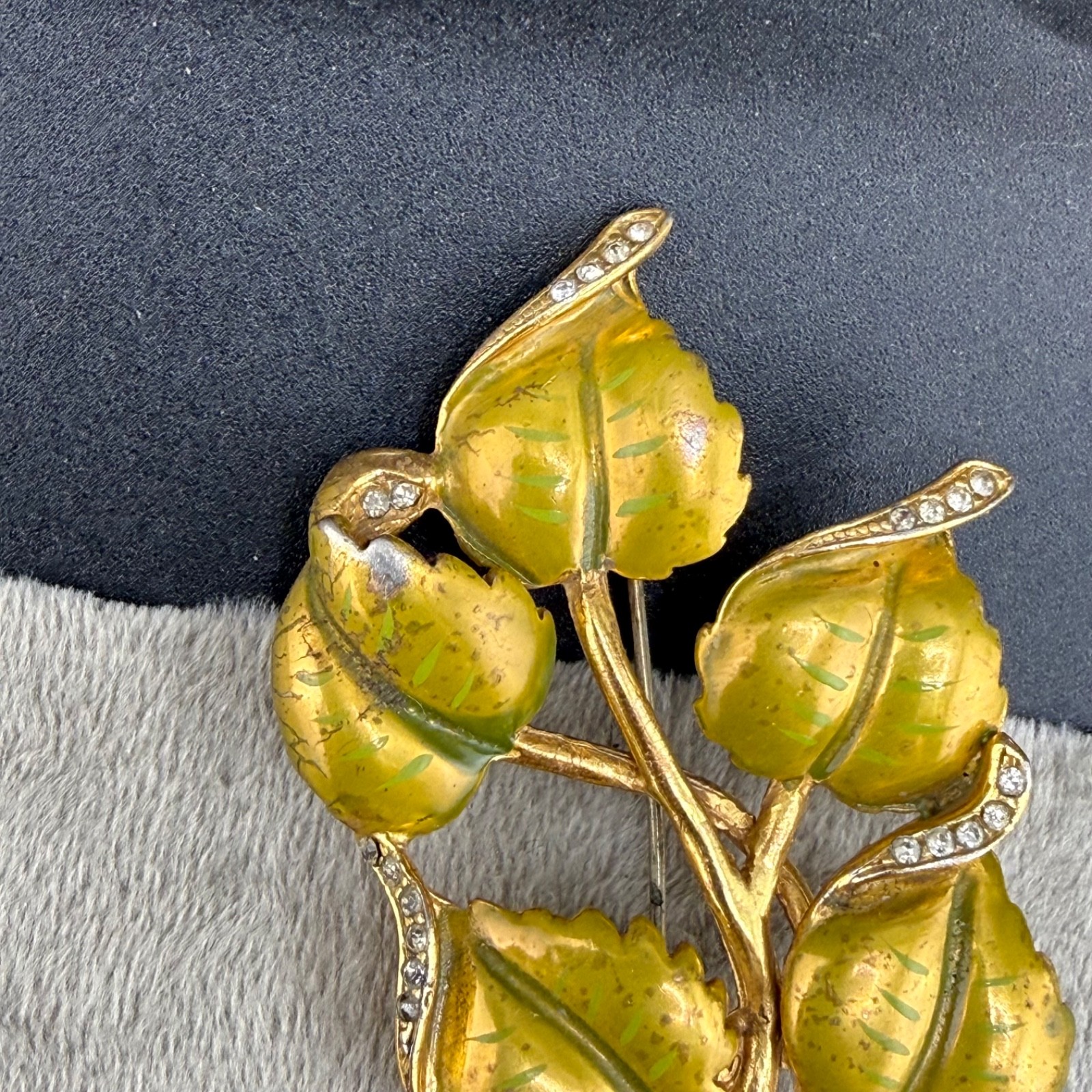 Vintage Unsigned Derosa Brooch Gold Tone Enamel Leaf Nature Vine