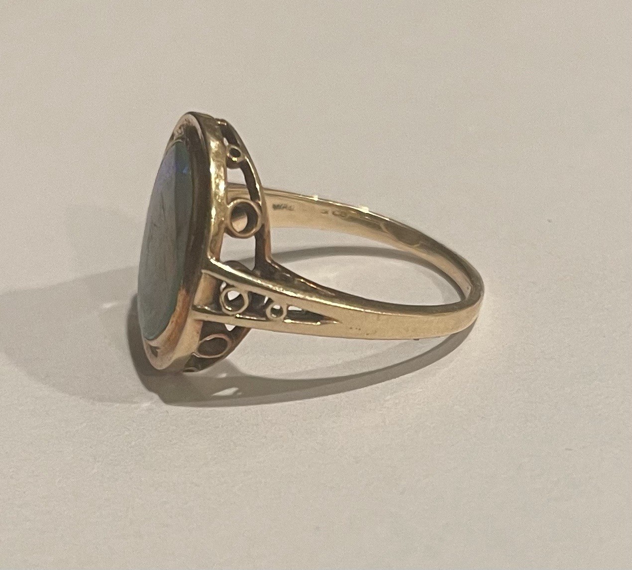 Vintage Opal Blue Green Orange Oval 14K Yellow Gold Bezel Set Ring 4.05 grams