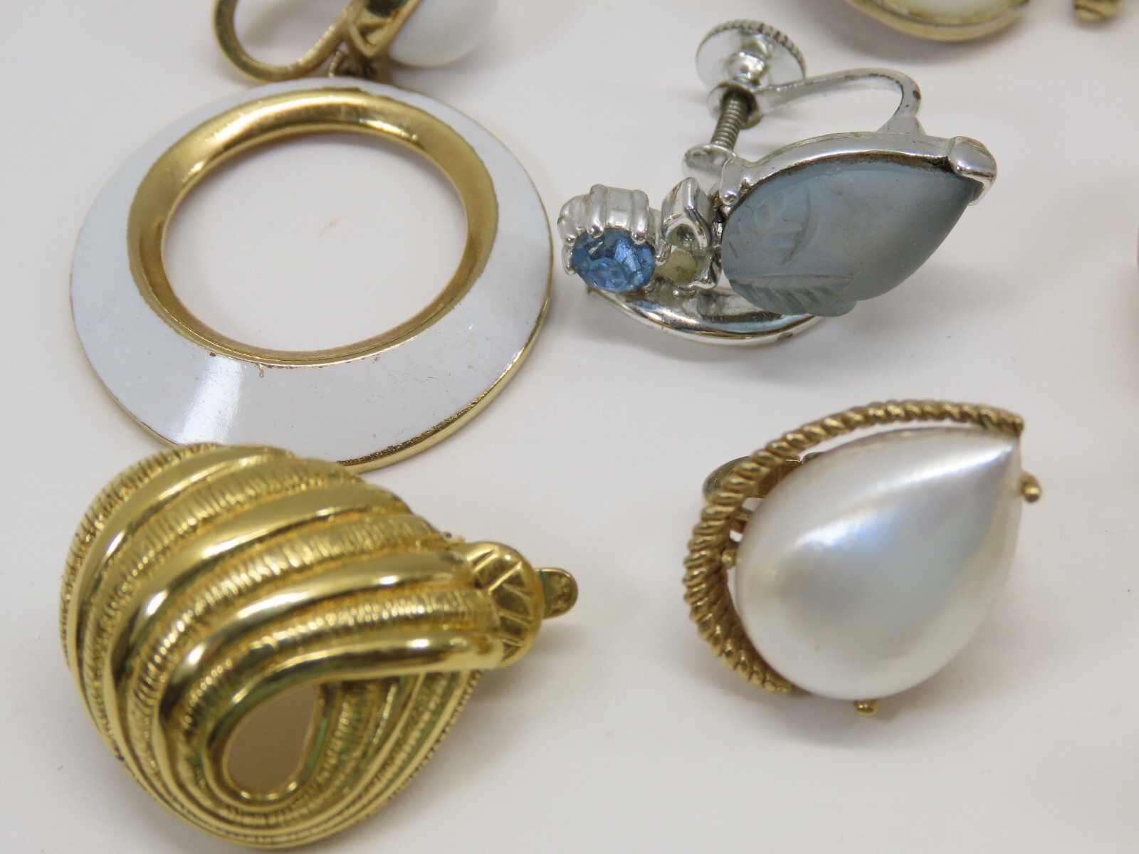 Single Earrings Lot ALL SIGNED 14 Crown Trifari Richelieu Monet + VTG 50+ D2216