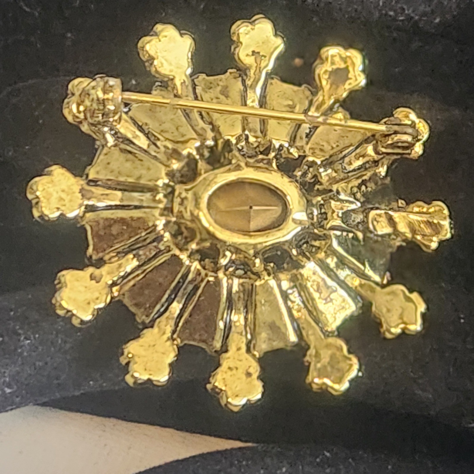 Vintage Emerald Green Sunburst Brooch Gold Tone Rhinestone Starburst Pin 1.5″