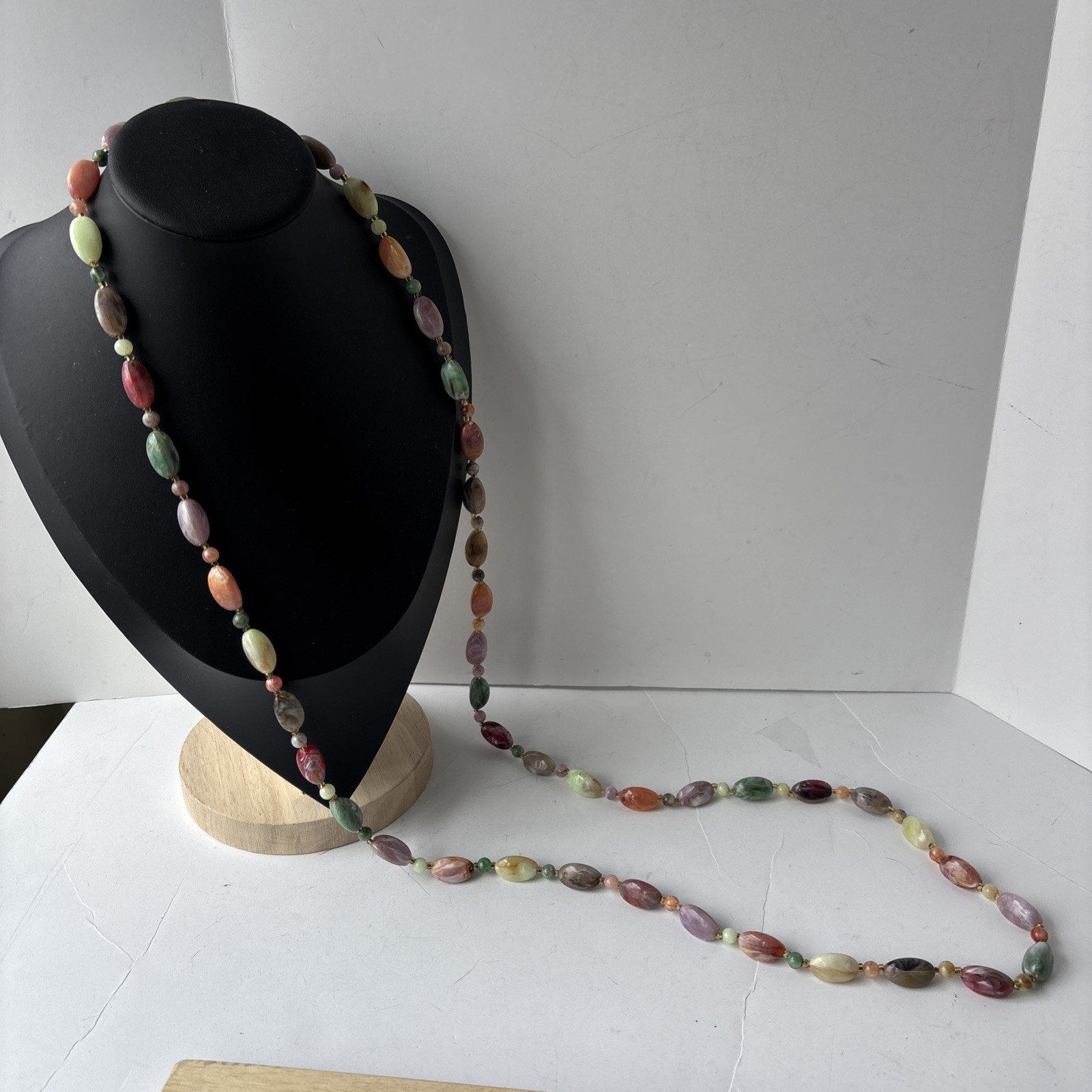 Vintage 1960s Multi-Strand Lucite Confetti Bead Necklace – Marbled Acrylic – 24″