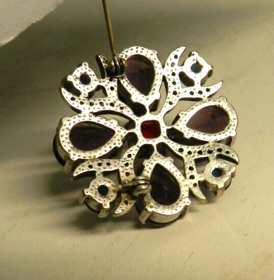 TJ-B4 — GLASS RHINESTONE BROOCH IN AMETHYST SAPPHIRE RUBY CUT GLASS, SILVERTONE