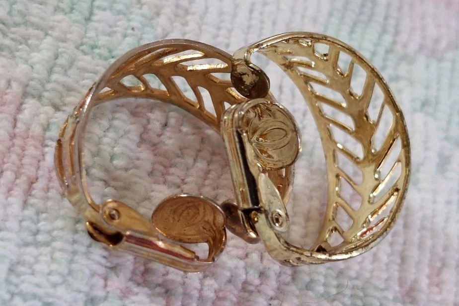 Vintage Lot 6 Prs Assorted Sizes & Patterns Goldtoned Hoop Clip-on Earrings