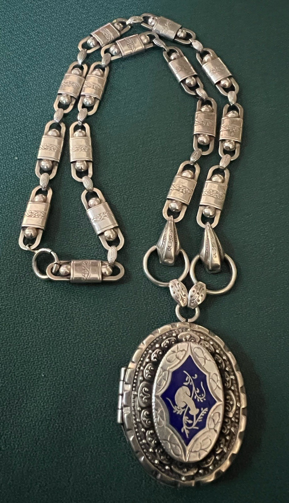 VICTORIAN REVIVAL GORGEOUS ENAMEL LOCKET SILVER TONE FANCY CUT ETCHED LINKS