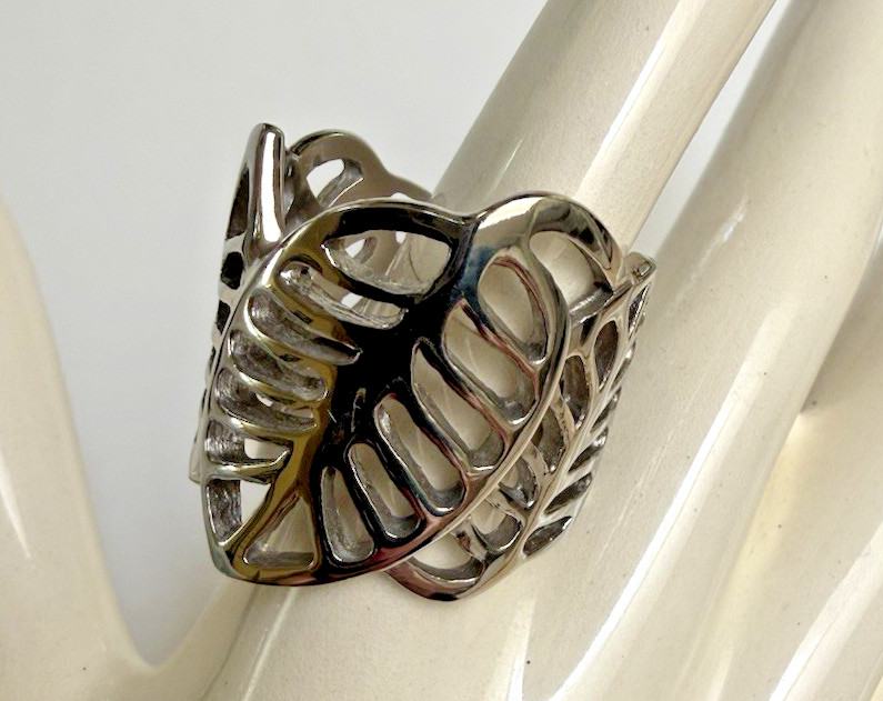 An Unusual & Unique Wide Silver Open Cutout Leaf Design Ring Size 8.5