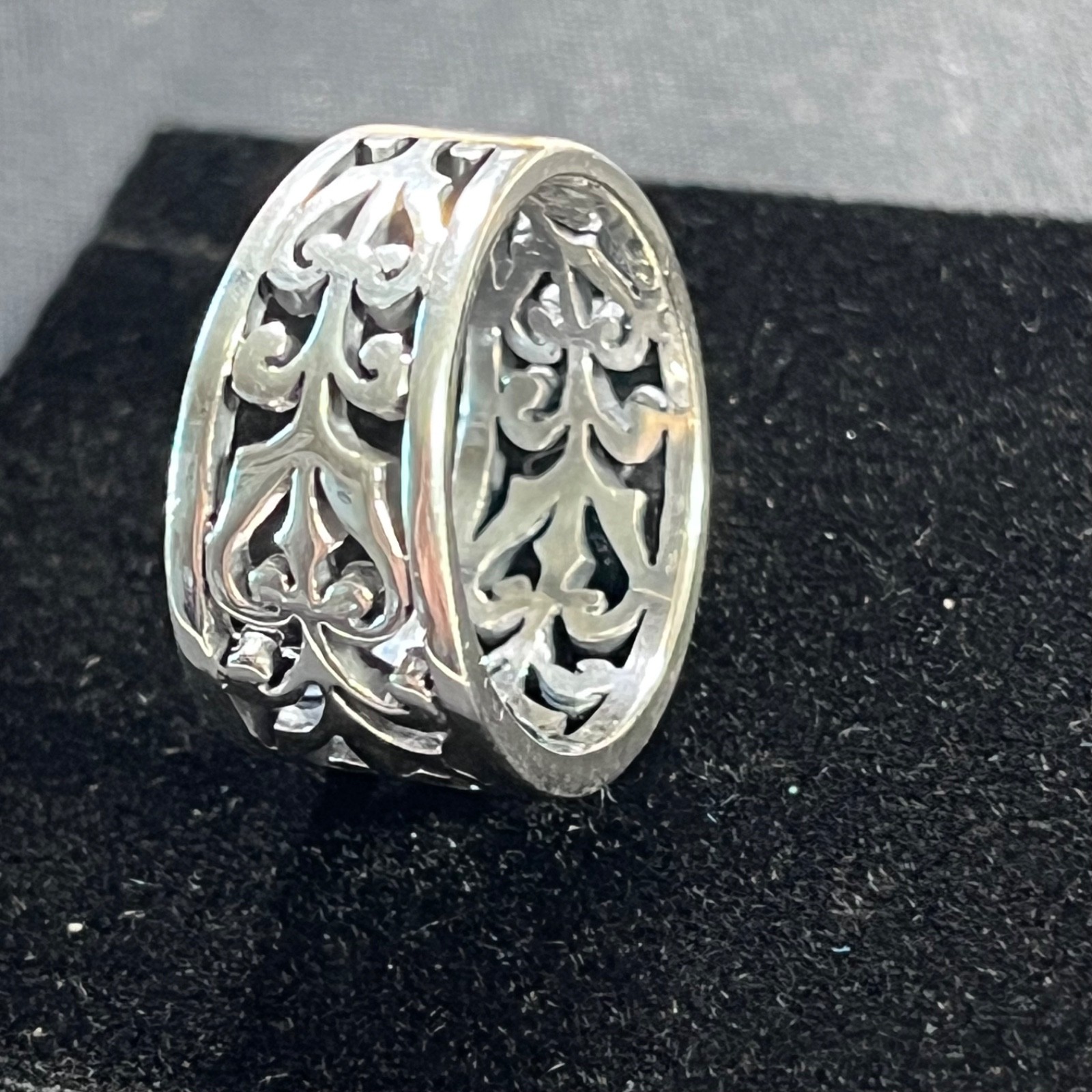 James Avery signed Retired Open heart adorned filigree scroll ring