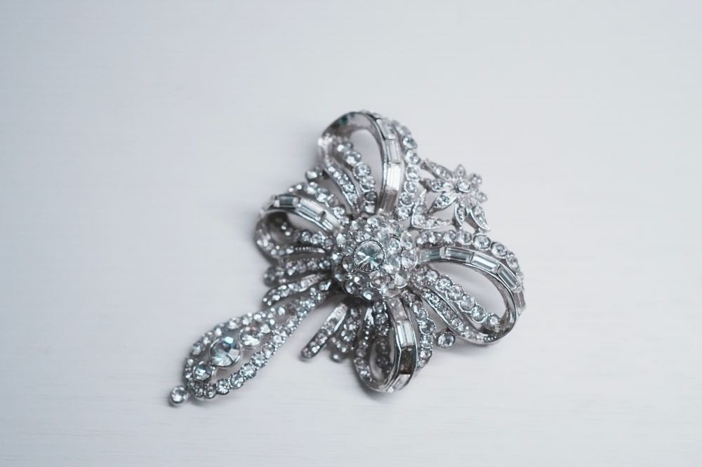 Vintage brooch Gablonz rhinestone bow silver-toned 6.5 cm.
