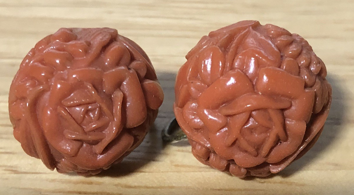 VTG. CELLULOID ?? ROSE FLOWER SCREWBACK EARRINGS .75″ READ!!