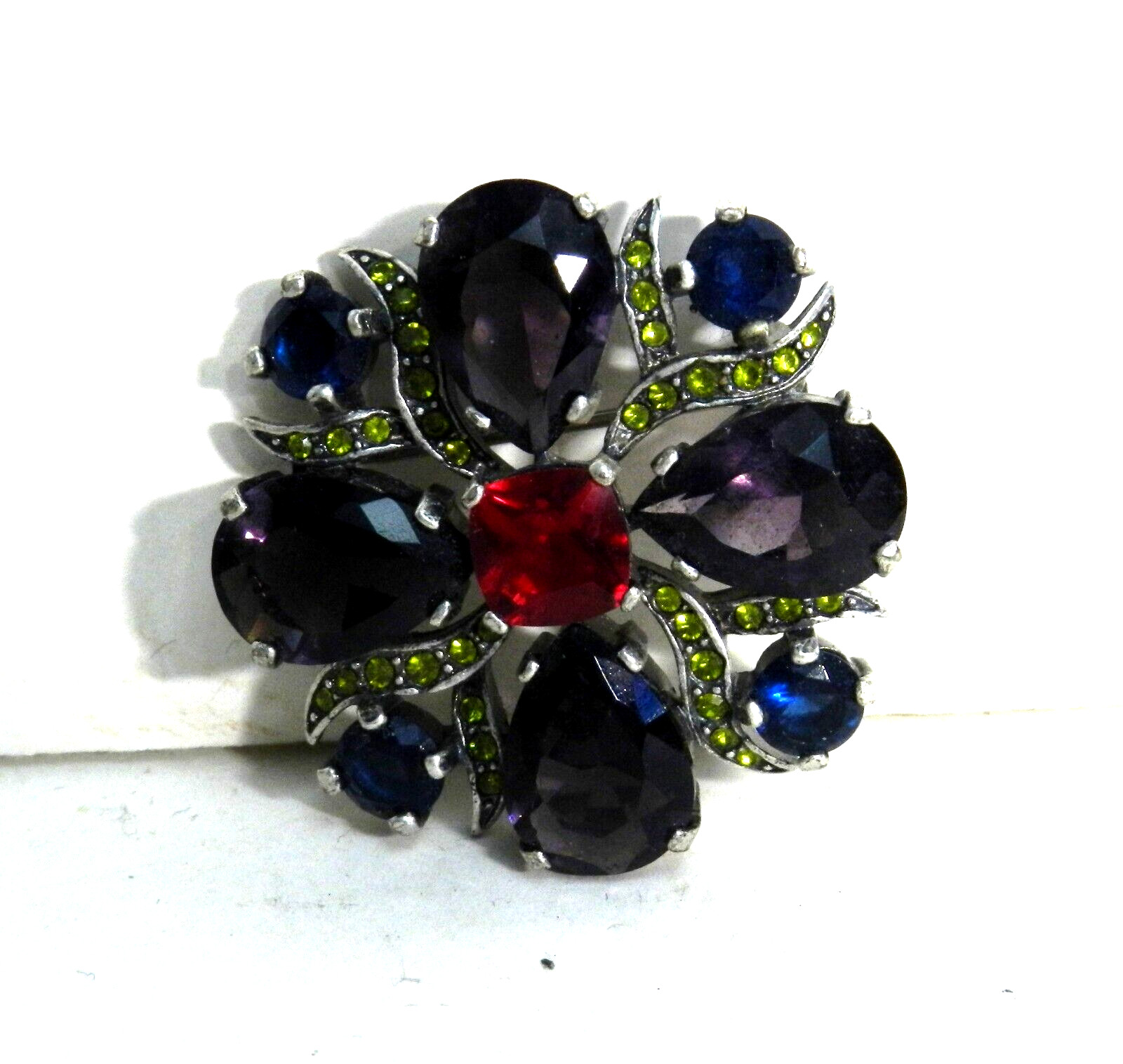 TJ-B4 — GLASS RHINESTONE BROOCH IN AMETHYST SAPPHIRE RUBY CUT GLASS, SILVERTONE