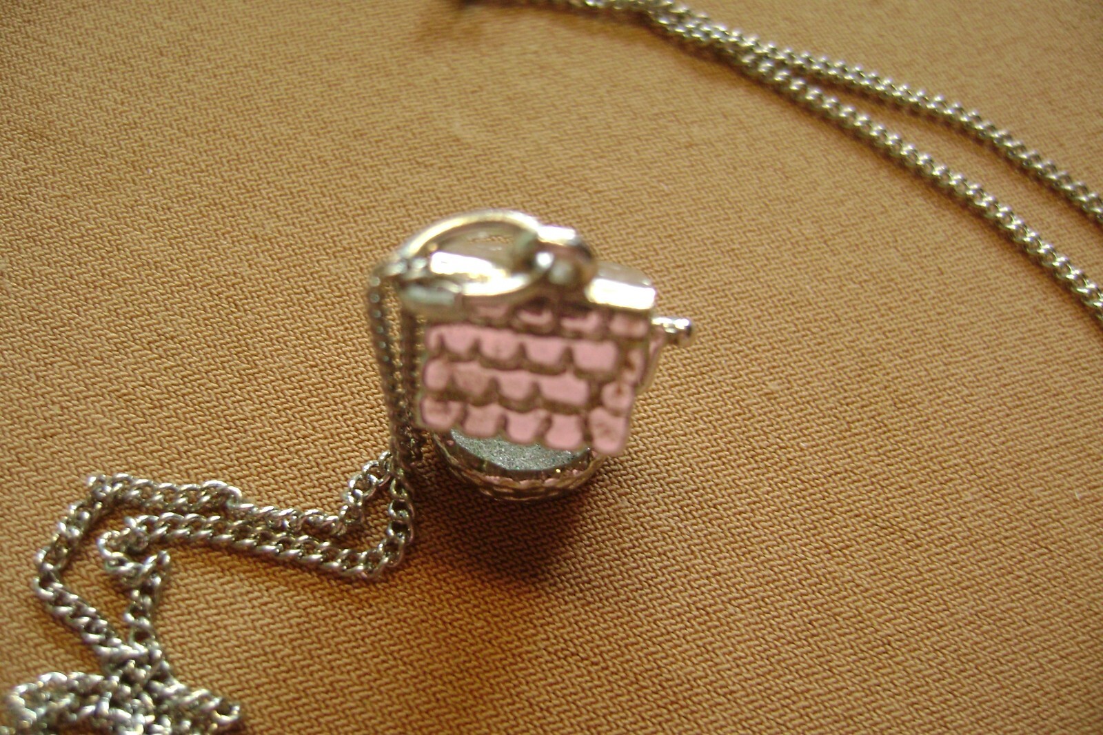 VINTAGE WISHING WELL GOOD LUCK SILVER TONE CHAIN CHARM PENDANT NECKLACE!!!