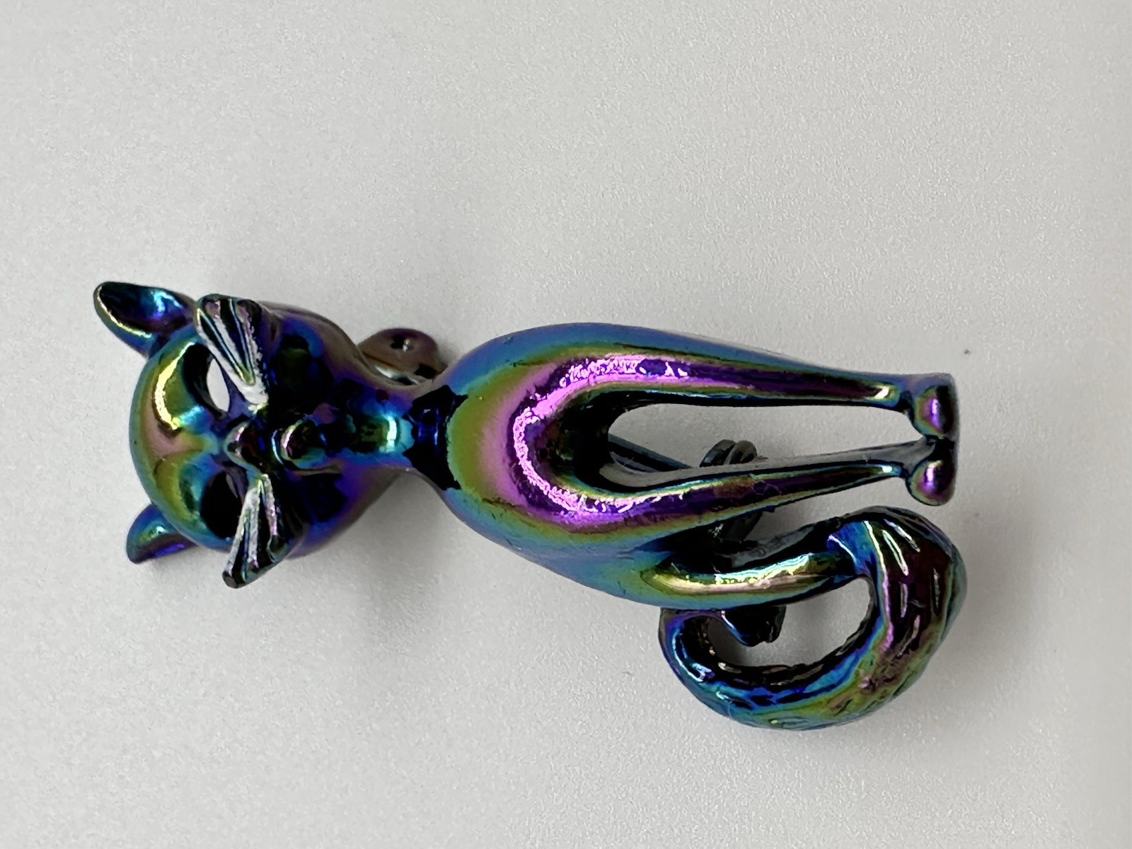 EXCELLENT VTG. 70’s IRIDESCENT BLACK ENAMEL SITTING CAT FIGURAL BROOCH PIN