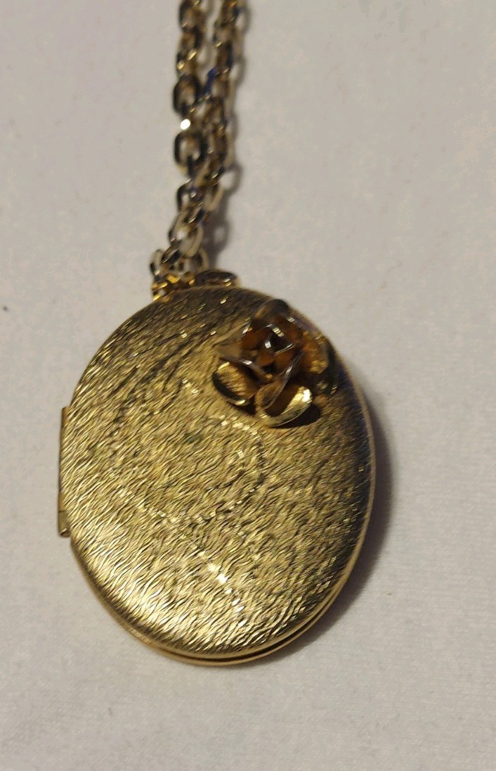 Lot Of 10 Random Costume/Gold Pieces Of Jewelry PLEASE SEE ALL PHOTOS