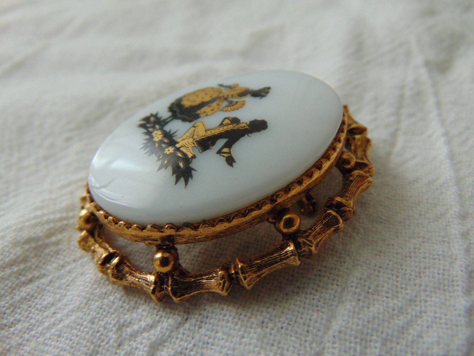 ANTIQUE milk glass cameo brooch 18eh century couple goldplated bamboo frame