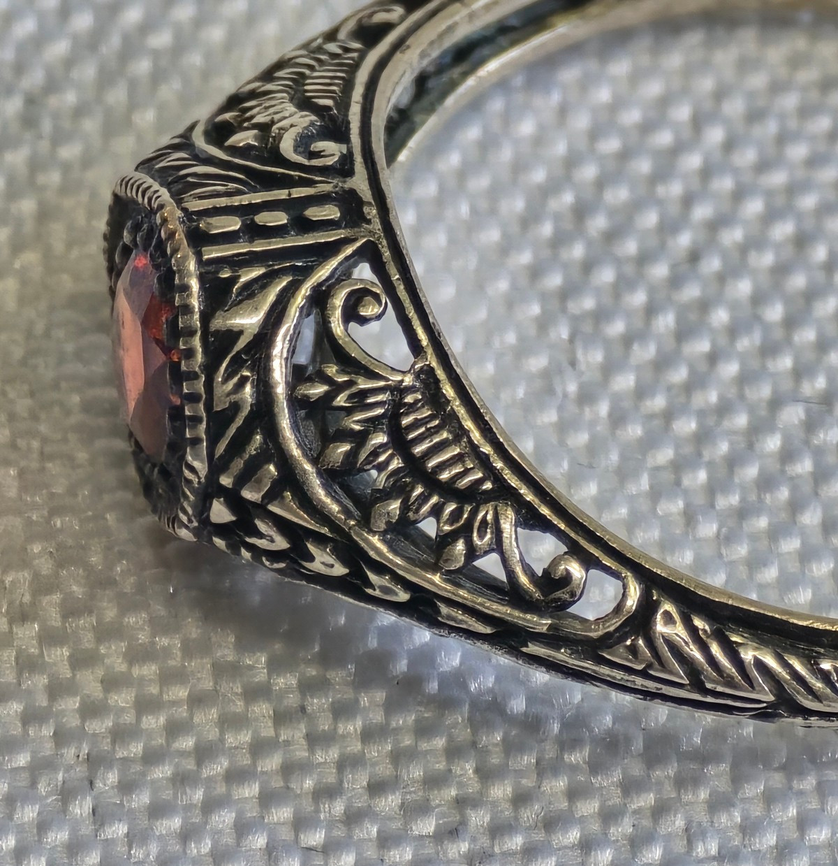 Vtg Sterling Silver Ring 1.76g Fine Jewelry Size 6.75 Band Garnet Look *READ*