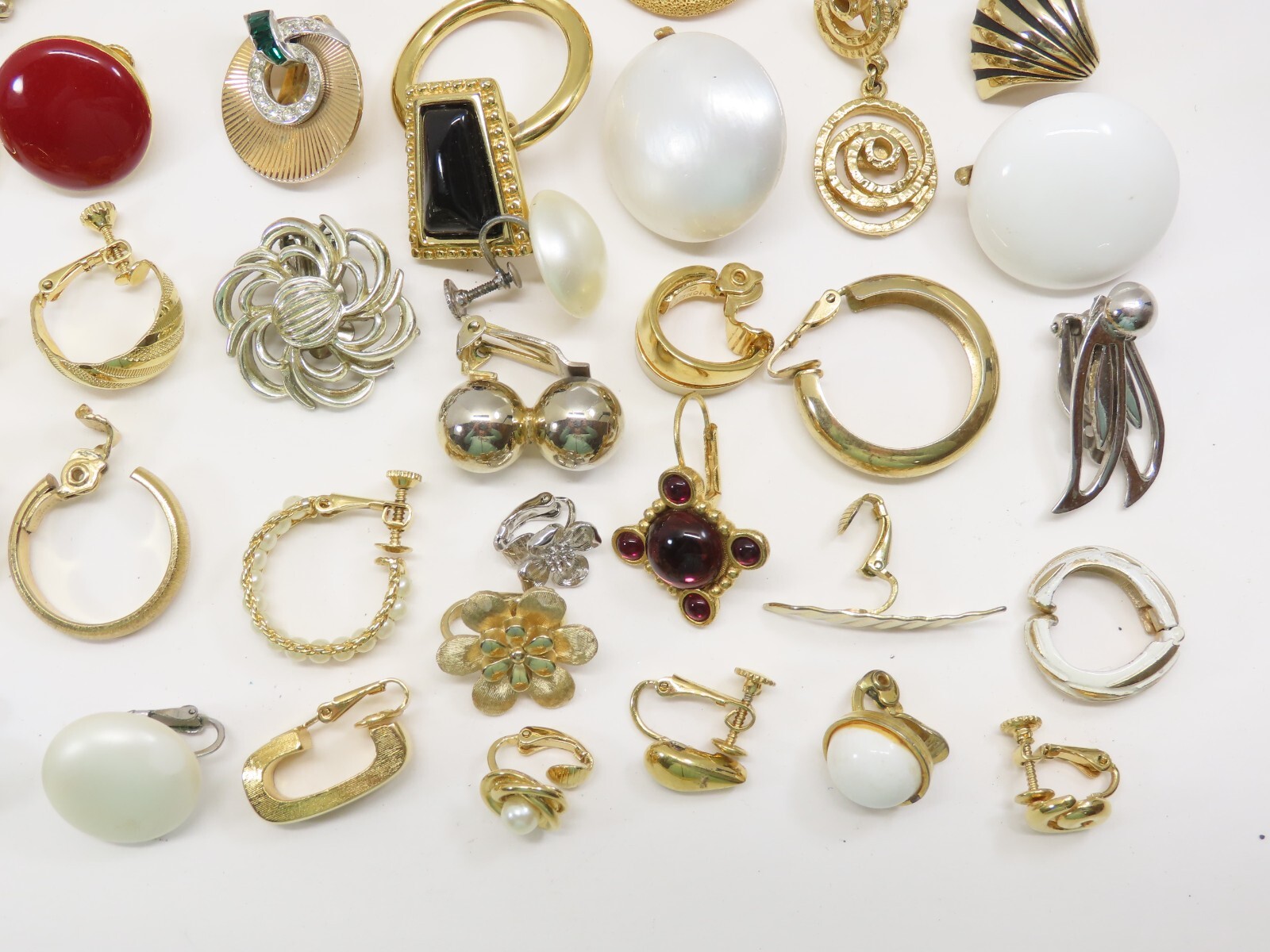 Single Earrings Lot ALL SIGNED 14 Crown Trifari Richelieu Monet + VTG 50+ D2216