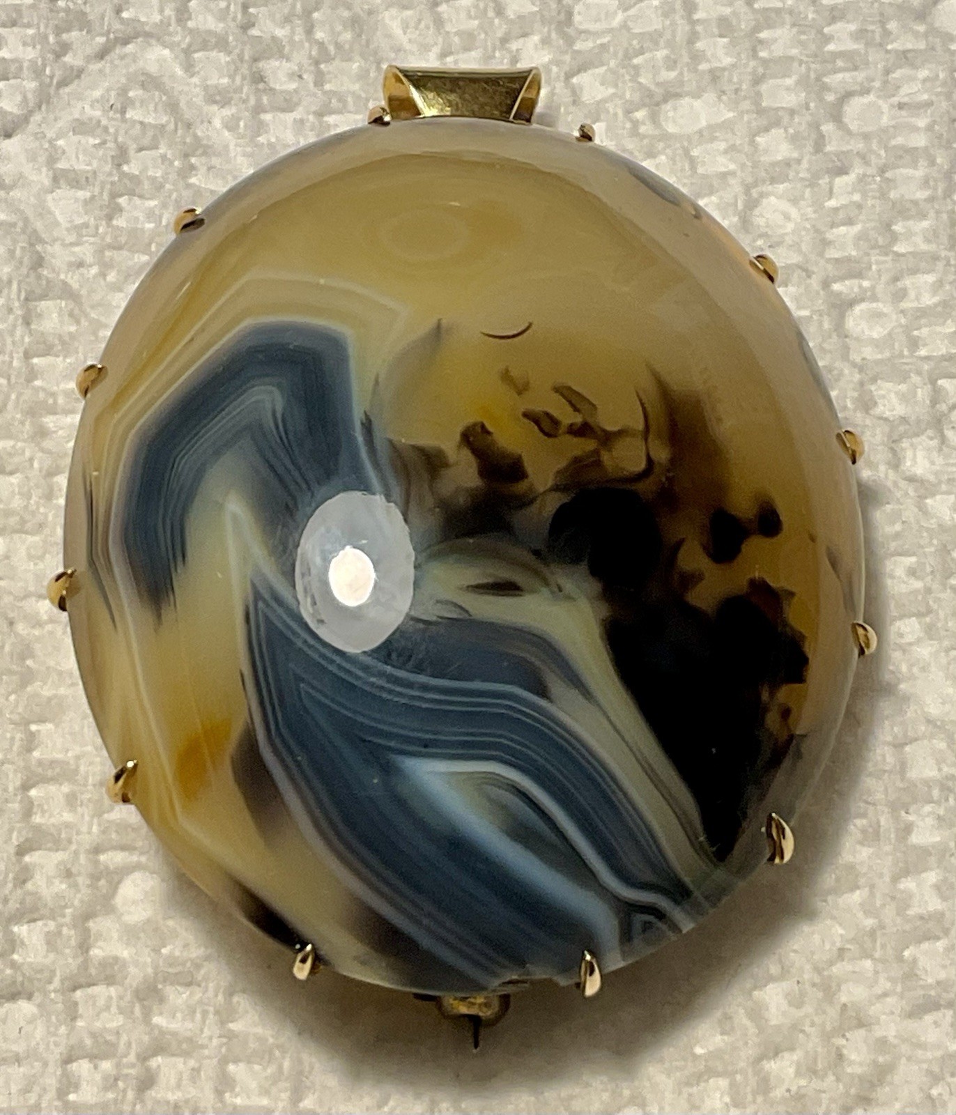 A Stunning 14K Yellow Gold Agate Brooch / Pendant. In Excellent Condition.