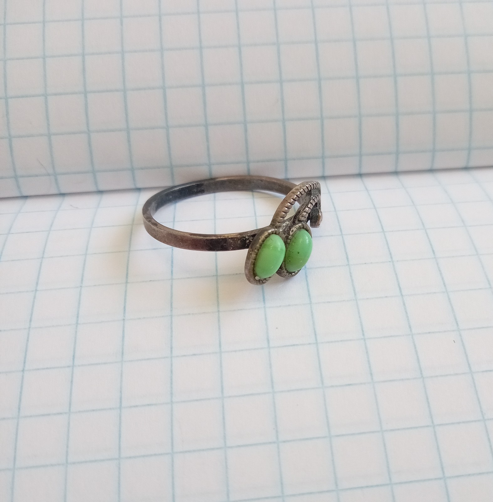 Vintage Ring Green stones Cupronickel Beautiful Women’s Jewelry size 8