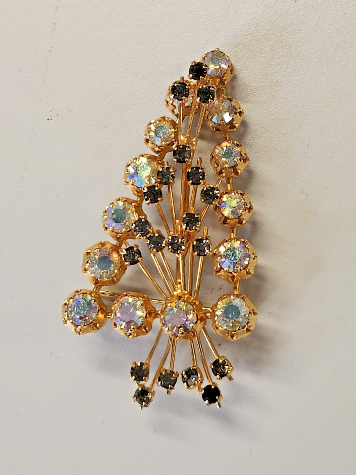 GREY & CRYSTAL AURORA BOREALIS RHINESTONE SPRAY BROOCH SPARKLING GOLDTONE FINISH