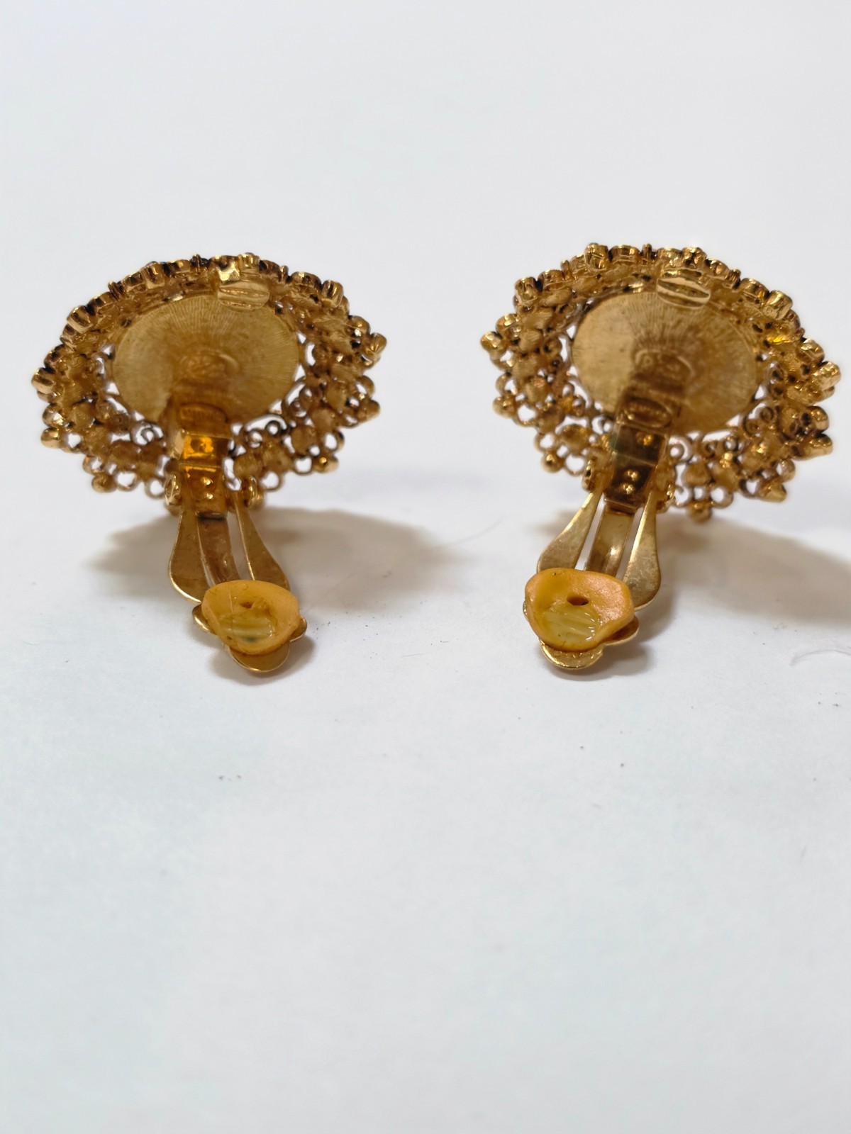 JOAN RIVERS Huge Gold Tone Cameo Pin Brooch with Matching clip-on earrings Rare!