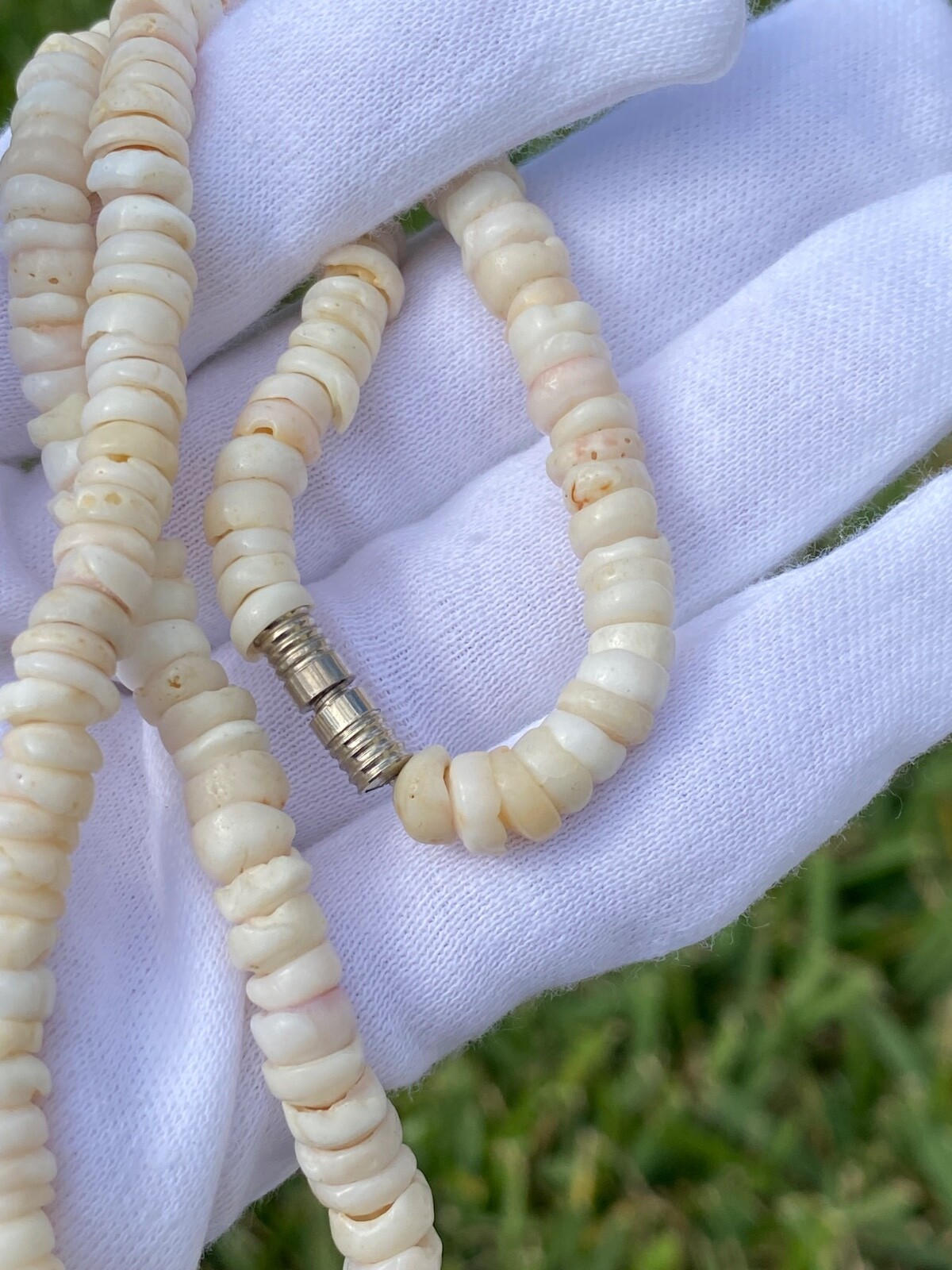 Vintage Hawaiian Surfer Puka Shell Bead Necklace Barrel Clasp 16.25 Inch 6.4mm