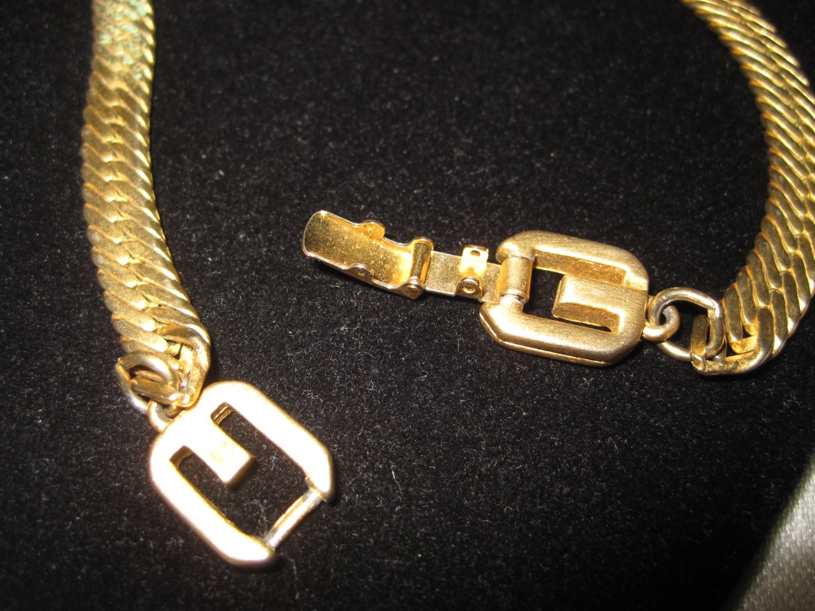 signed Givenchy gold tone herringbone flat style chain w/ double G clasp