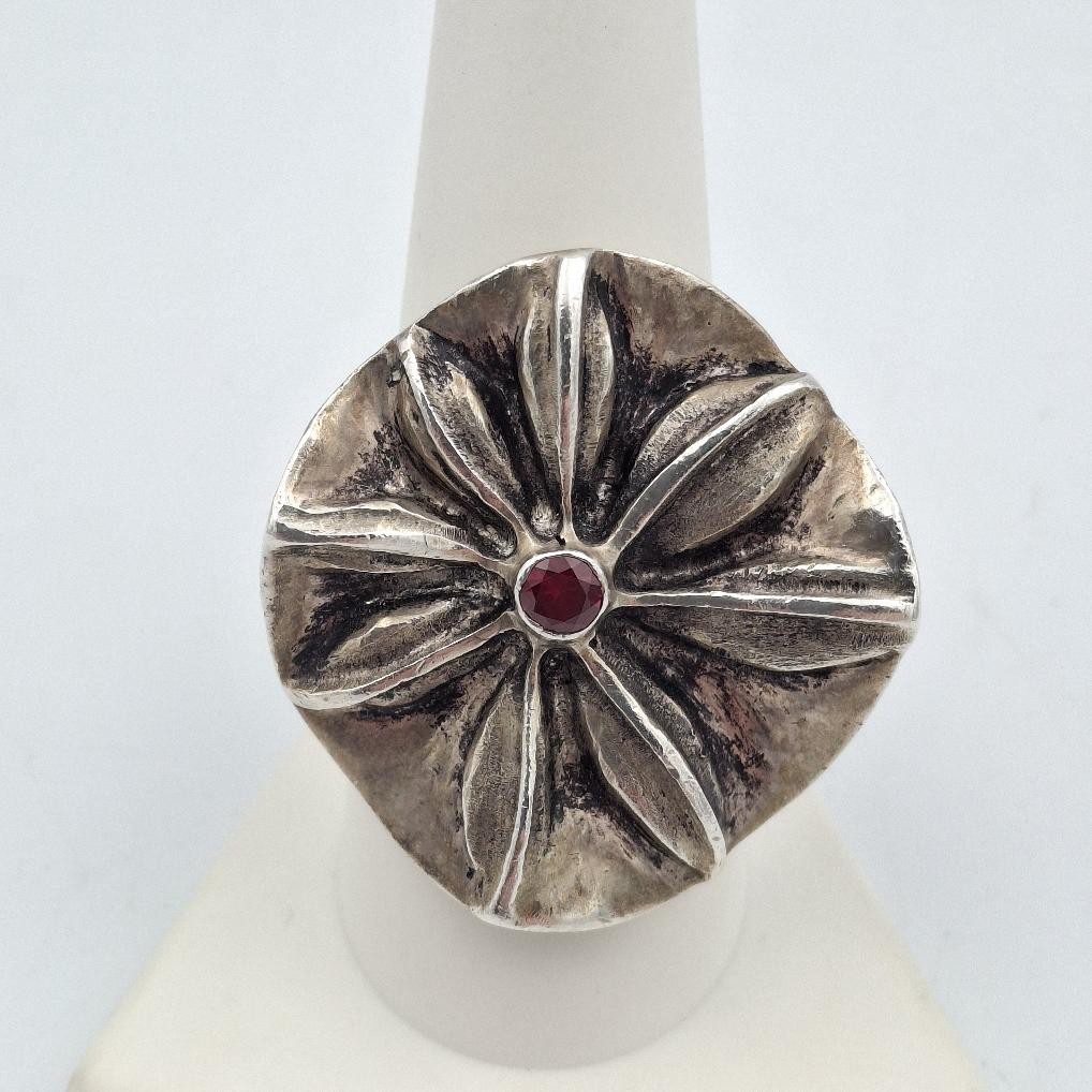 Vintage 925 Sterling Silver Round Red Topaz Flower Seed Pod Statement Ring sz 8