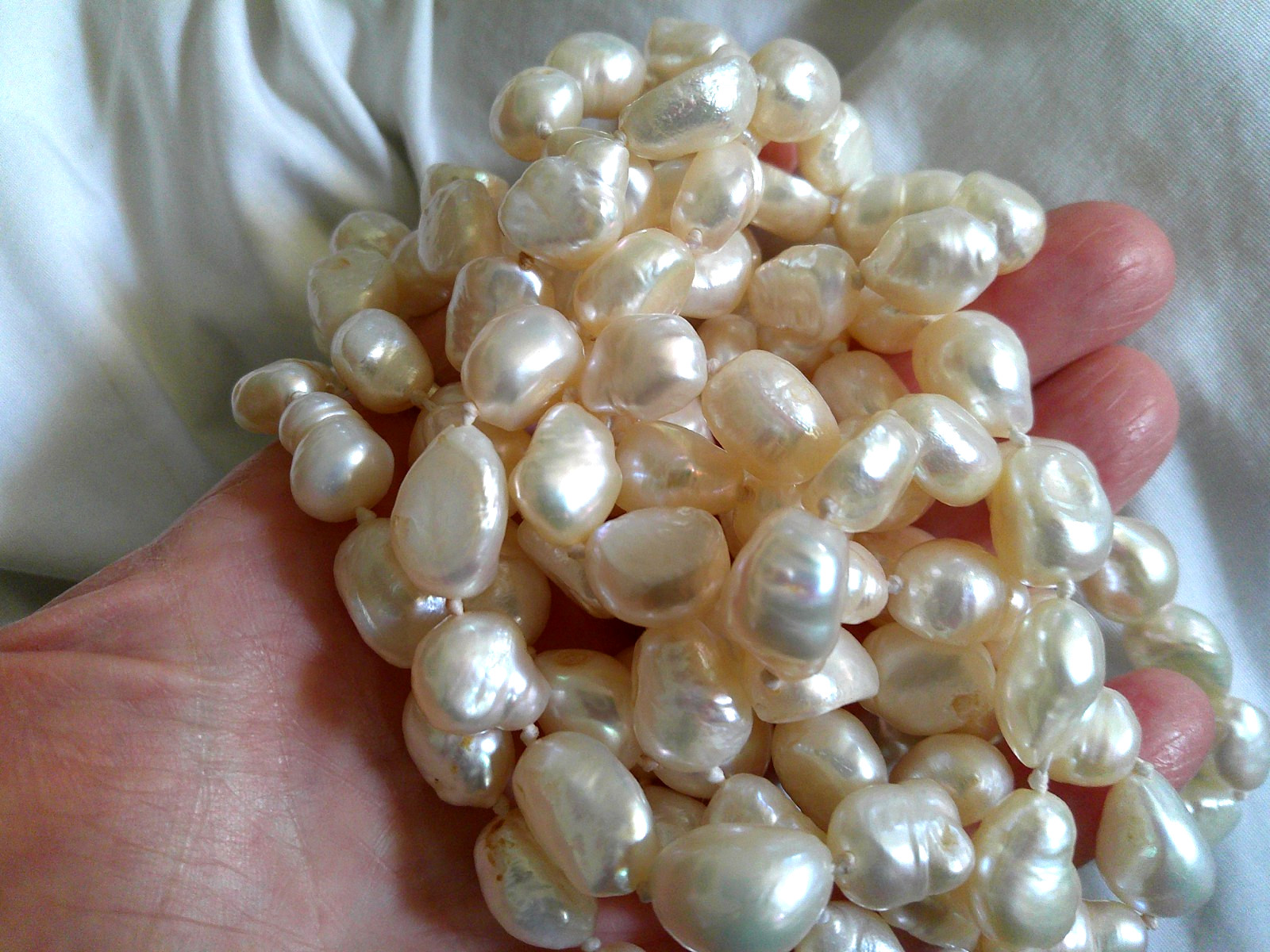 VINTAGE WHITE GENUINE FRESHWATER PEARL KNOTTED 80″ LONG 193.3 GRAMS NECKLACE