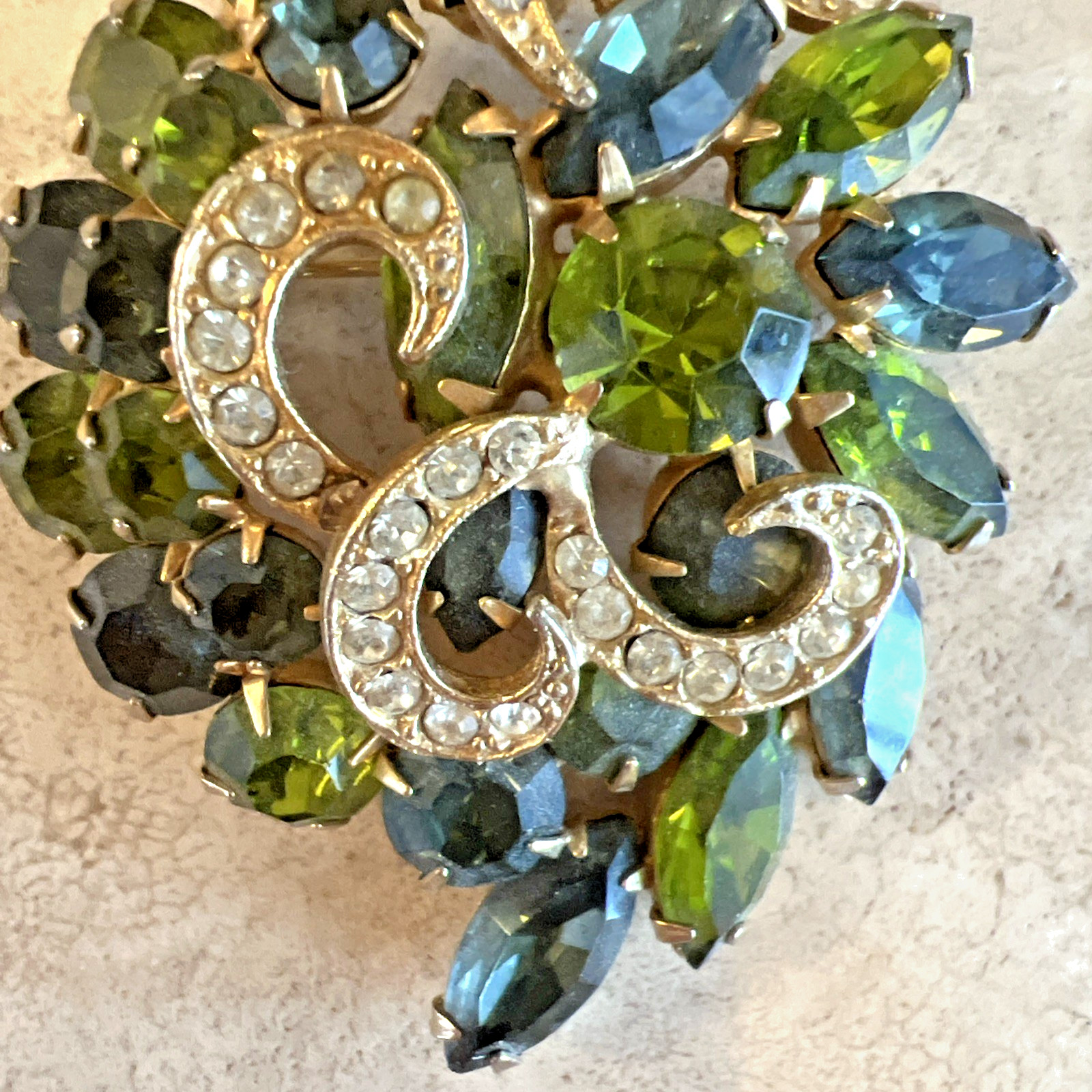 VINTAGE GREEN RHINESTONE FLOWER SWIRL BROOCH 2 1/2″ x 2″