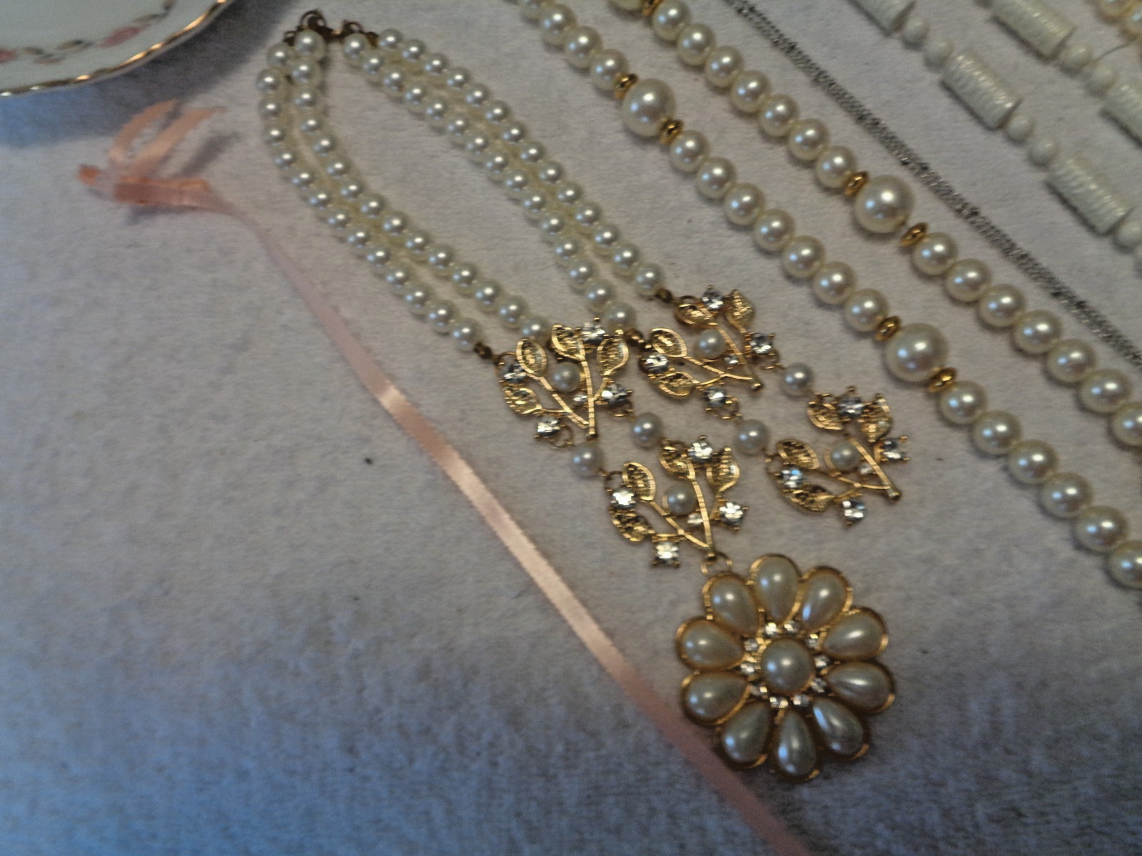 VINTAGE MONET & MARVELLA FAUX PEARLS BRACE, W MODERN JEWELRY RETRO PLATE ETC LOT