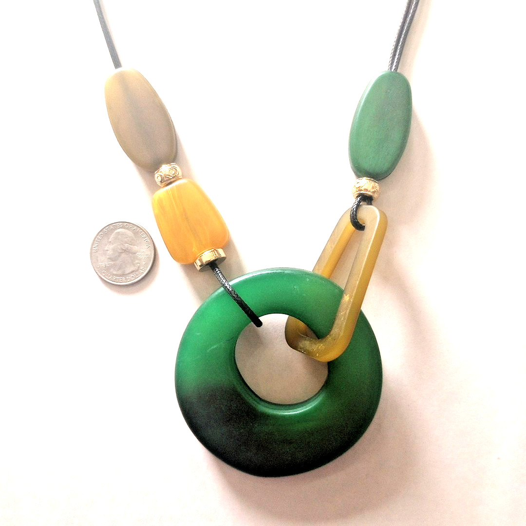 Chunky Green Lucite Statement Necklace 22.5- 25.5″ Adjustable Unsigned EUC