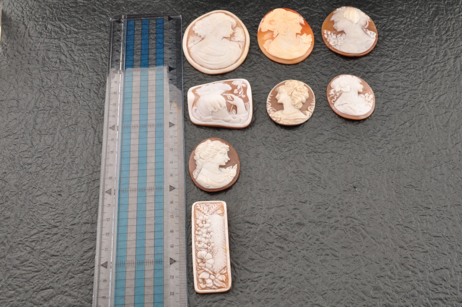 8items , vintage shell cameo White and brown color (Total 322.0ct) with case.