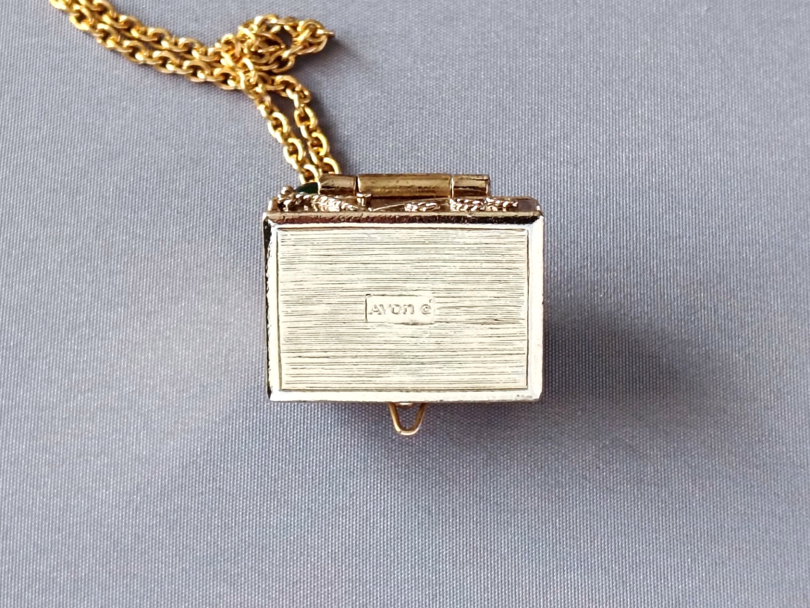 Vintage 1974 AVON ‘Queens Ransom’ Pill Box Charm Necklace IOB Treasure Chest