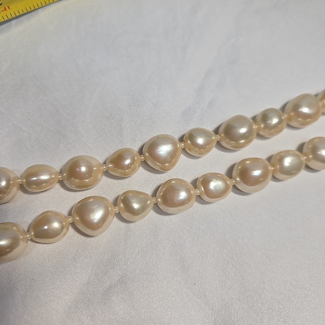 Vtg 1955-1969(C) Trifari Single Strand Pearl Gold Tone Spring Clasped Necklace