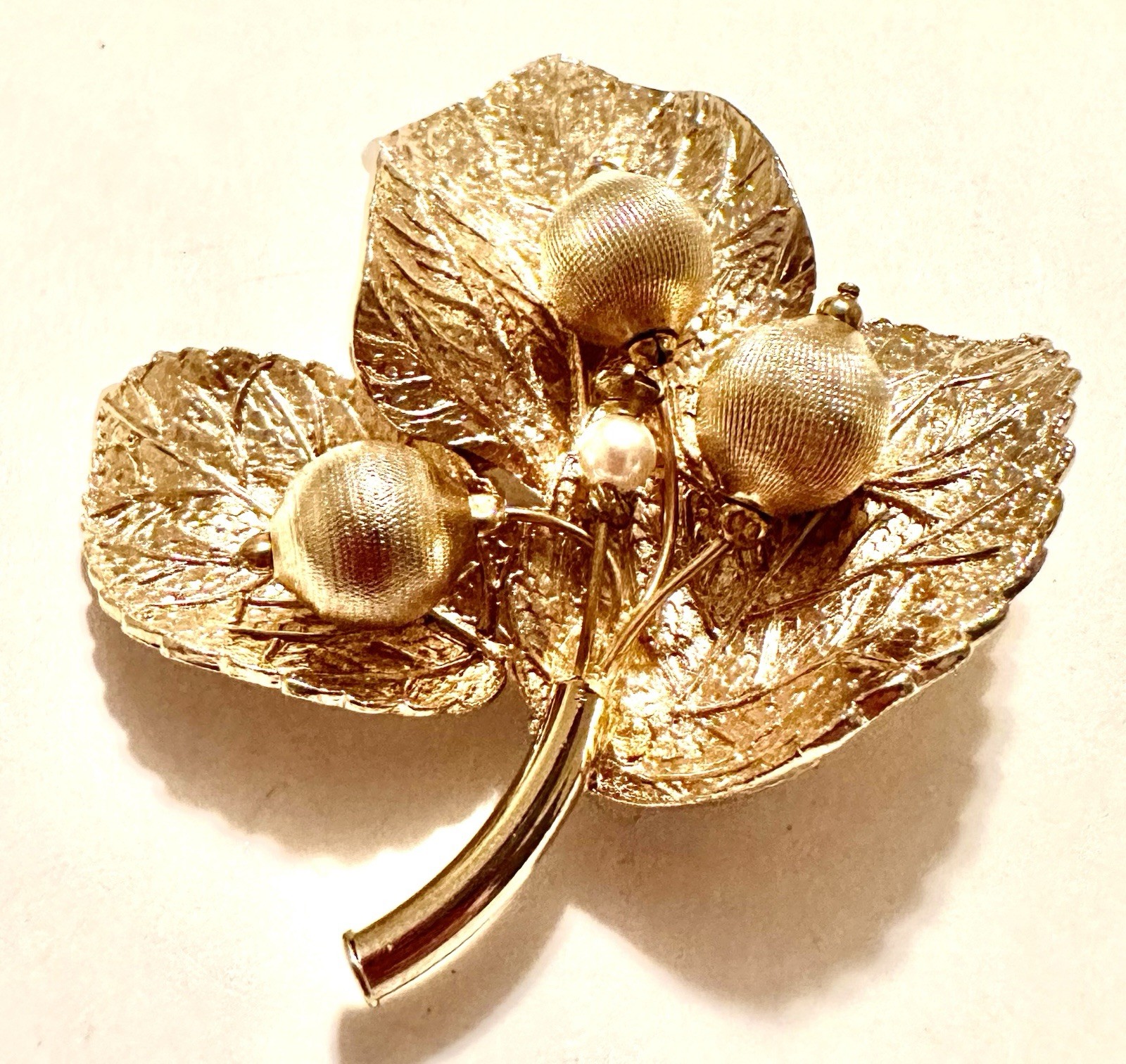 Vintage Signed Capri Gold Tone Acorn Leaf Brooch Pin Textured Leaves 2 5/8″