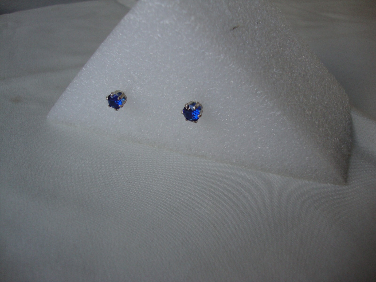 VINTAGE 6MM ROUND BRILLIANT CUT DARK BLUE CZ STERLING SILVER PRONG STUD EARRINGS