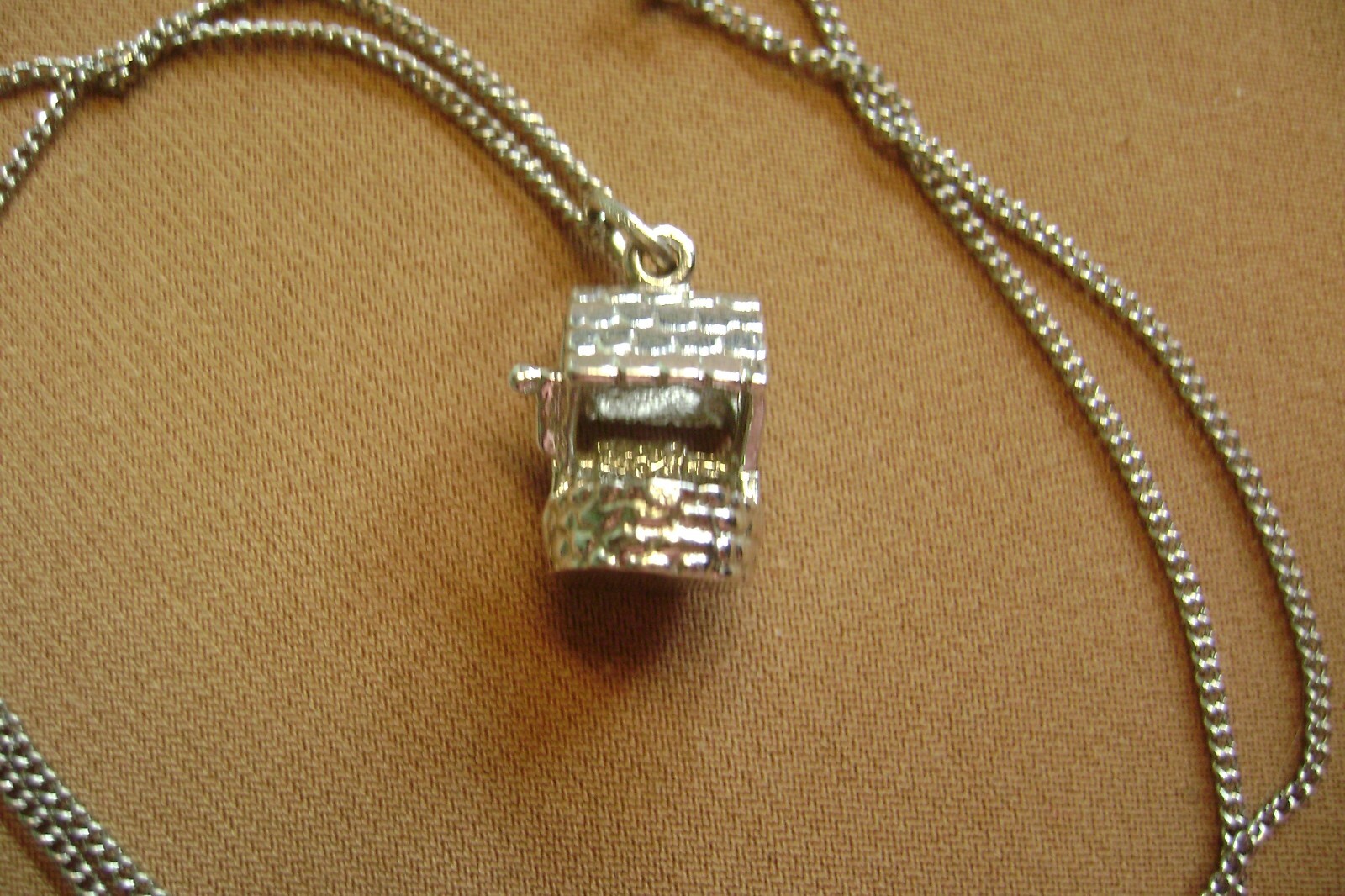 VINTAGE WISHING WELL GOOD LUCK SILVER TONE CHAIN CHARM PENDANT NECKLACE!!!