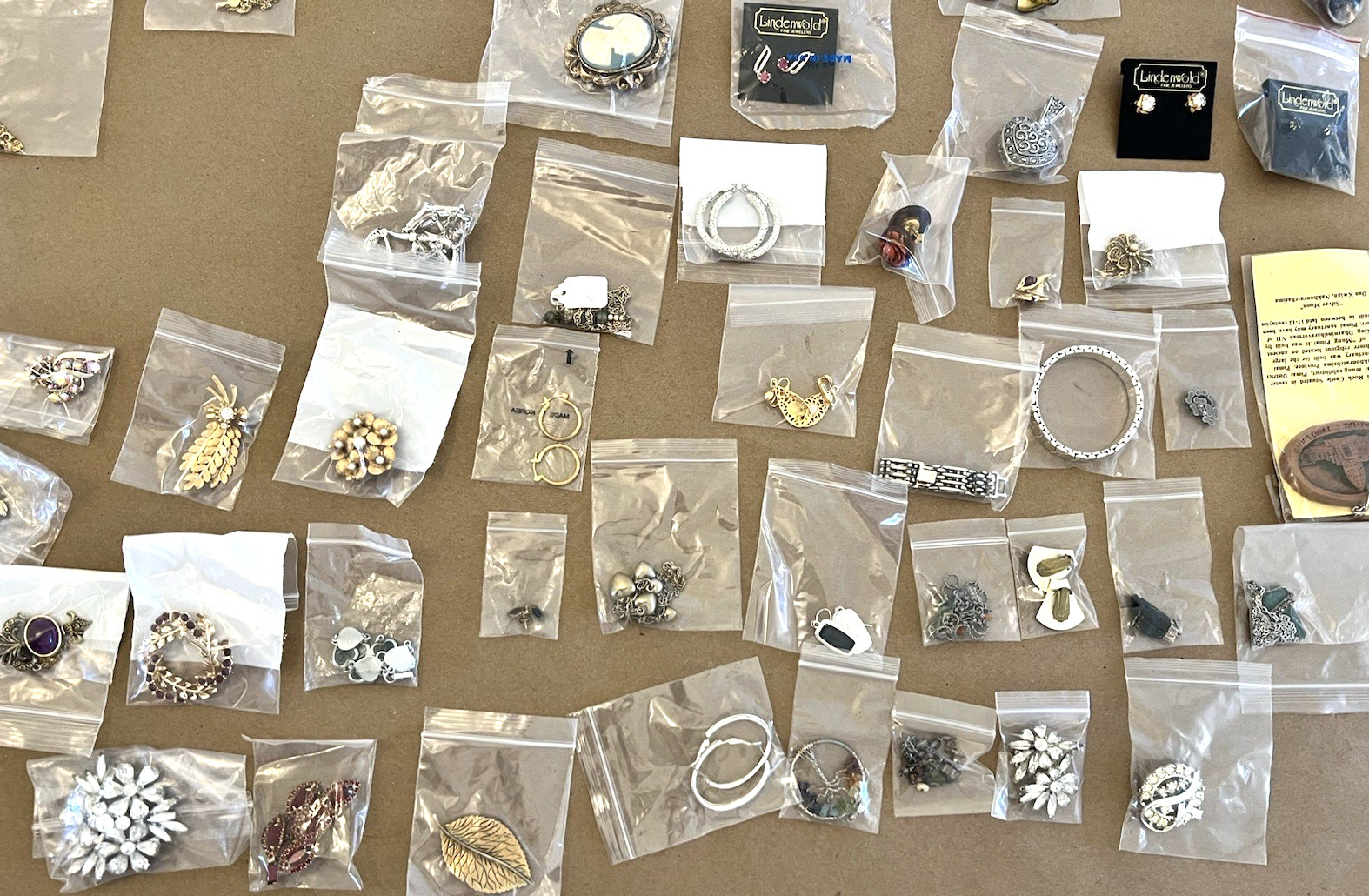 30lb LOT Vintage Jewelry Necklace Brooch Pendant Earrings Bracelet Costume Watch