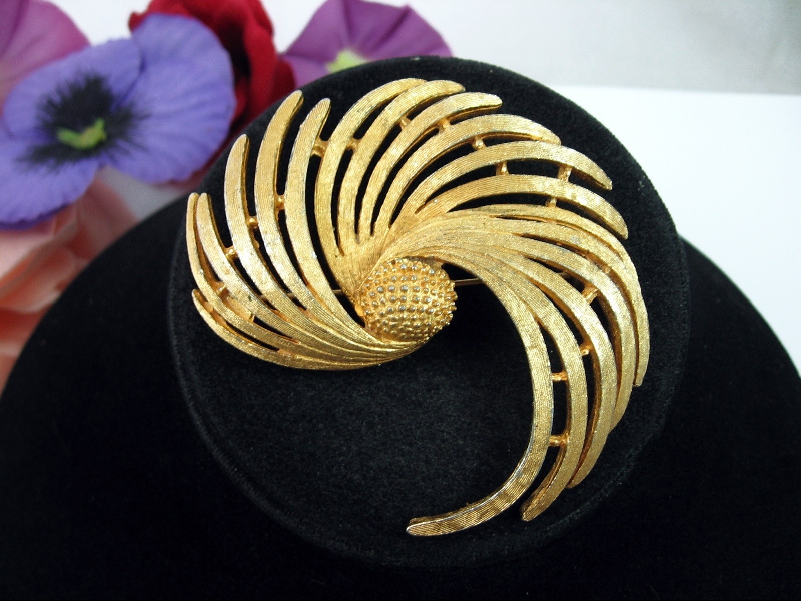 BSK SPIRAL SWIRL Leaf Frond Leafy Plant Brooch Vintage Pin GOLDTONE 2 1/2″ Sign