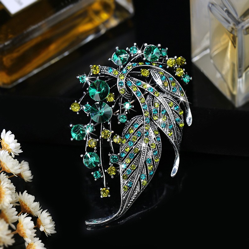 Vintage Luxury Hollow-Out Leaf Brooch Rhinestone Alloy Corsage Pin for Women