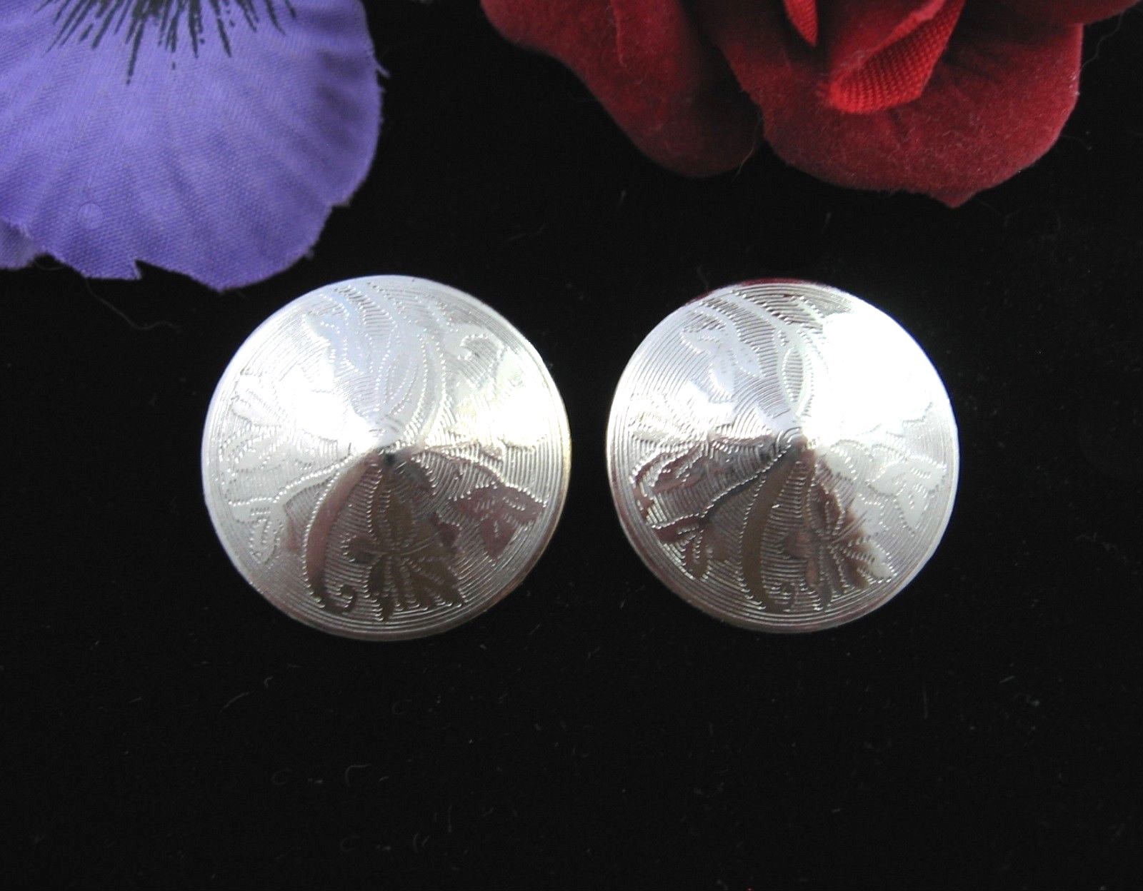 Ivy LEAVES Round EARRINGS Vintage Clip On Etched Oriental Cone SILVERTONE Leaf