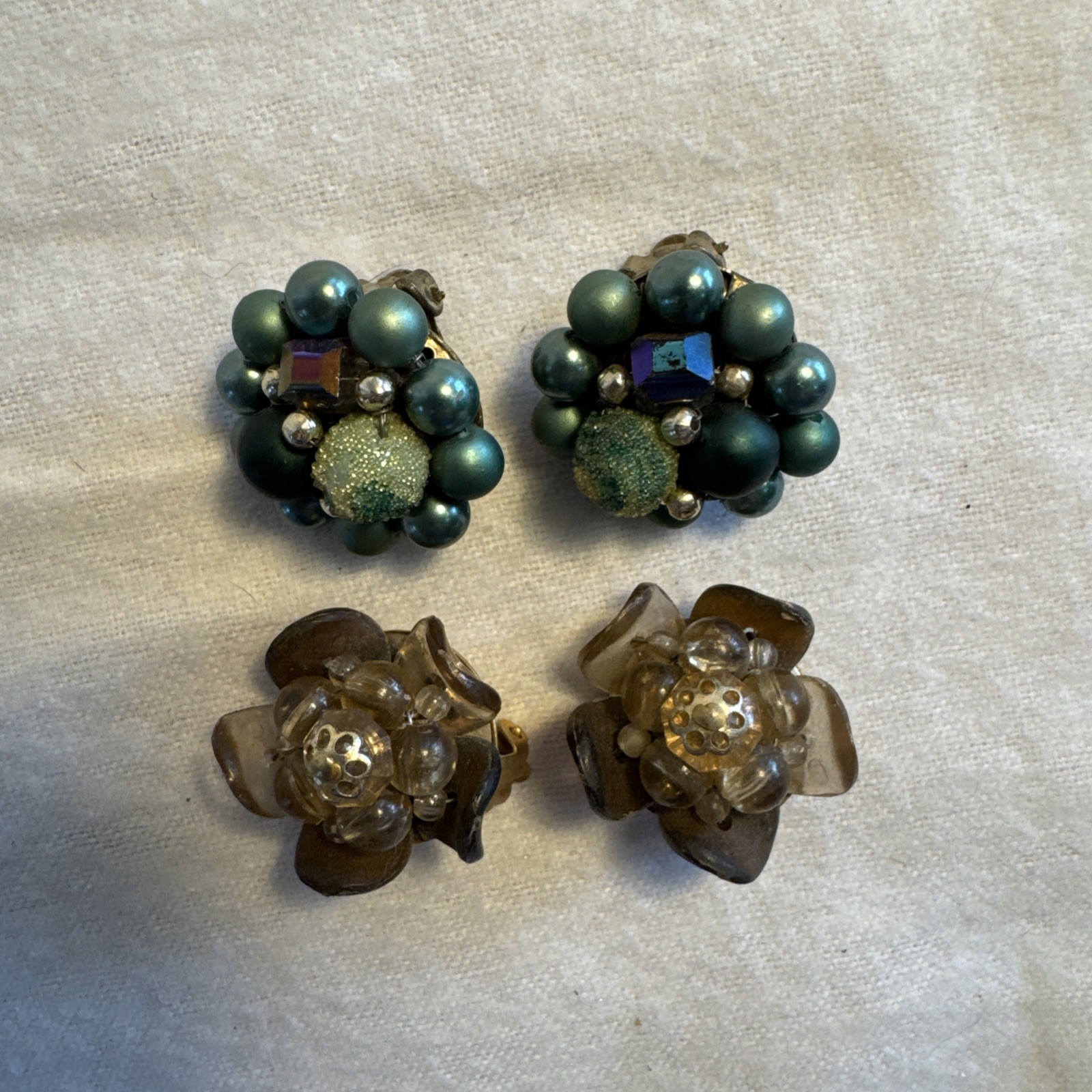 2 Pr Vtg 50’s Gold Tone & Green Cluster Bead Clip on Earrings Japan Hong Kong