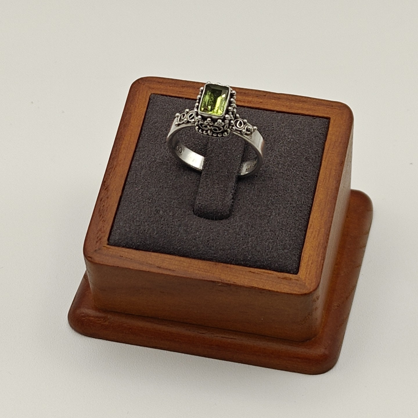 Vtg Sterling Silver Filigree Ring With Green Peridot Emerald Cut MNSN US 7.5