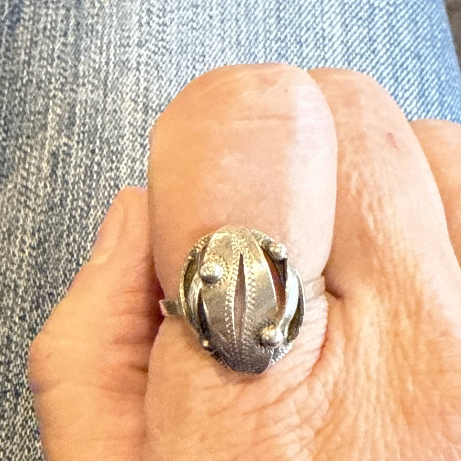 900 Silver Ring Signed KZT size 9 leaf Design Approx 2g Older Ring